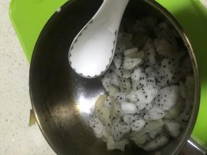 加入适量的白砂糖，将火龙果和山药压碎