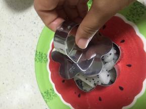 将火龙果和山药的混合物放入模具，压紧