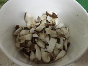 将洋葱、香菇、杭椒、五花肉清洗干净，切成小丁，组成四丁