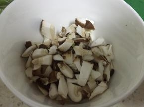 将洋葱、香菇、杭椒、五花肉清洗干净，切成小丁，组成四丁