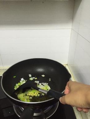 到入食用油，锅热后加入葱姜蒜爆香