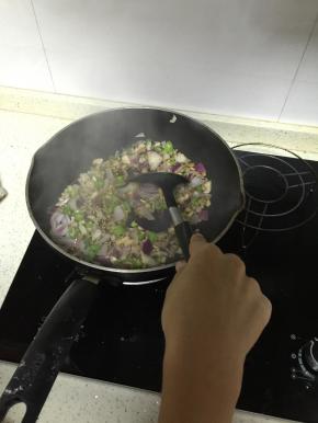 将四丁混合在一起，一起到在锅中