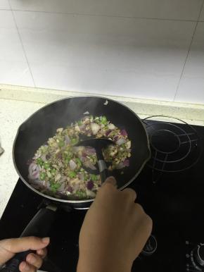 大火不断的翻炒5分钟