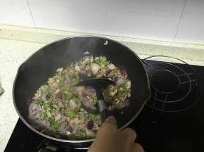 大火不断的翻炒5分钟