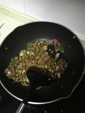 加入料酒、鲜酱油、少许盐，继续翻炒