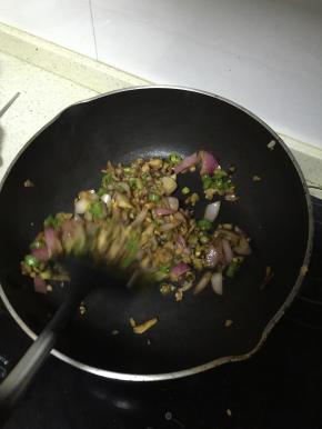 加入少量的水，大火使得食材入味