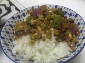 待香气飘出，出锅，将炒好的四丁盖在刚刚煮好的米饭上，香气四溢，微辣，十分下饭。