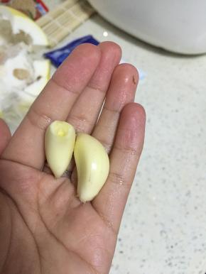 准备两个大蒜