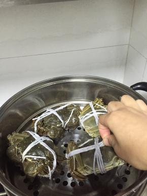 大闸蟹捆好，洗干净，蒸锅里加入水，蒸15分钟