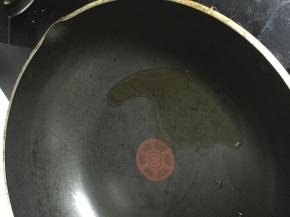 锅里倒入橄榄油，加热