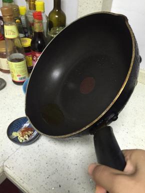 将滚烫的热油倒入蒜和辣椒粉