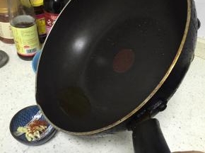 将滚烫的热油倒入蒜和辣椒粉