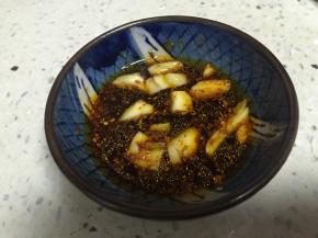 依次加入适量醋、鲜酱油、料酒、糖、盐，搅拌均匀