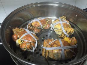 大闸蟹出锅，置于盘中