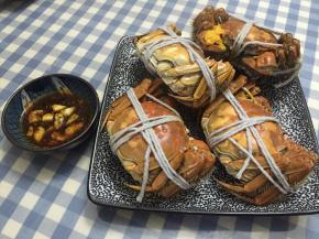 可将蒜汁酱料淋于大闸蟹上，也可沾着吃，味道十分鲜美