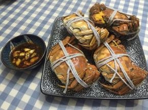 可将蒜汁酱料淋于大闸蟹上，也可沾着吃，味道十分鲜美