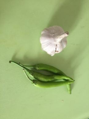 将杭椒洗好，大蒜剥好