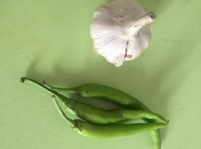将杭椒洗好，大蒜剥好