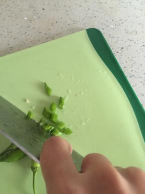 将大蒜切片，青椒切丁