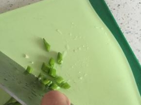 将大蒜切片，青椒切丁