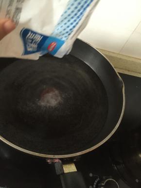 在锅子里加入少许食盐和水