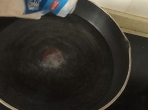 在锅子里加入少许食盐和水