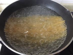 待锅中水煮沸，下入意大利面，煮沸15分钟左右