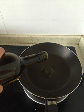 另一个锅子加入少量的橄榄油