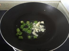 依次加入蒜片、青椒丁