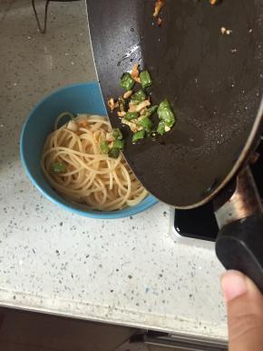 面熟后盛入碗中，将热油浇在面上