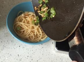 面熟后盛入碗中，将热油浇在面上