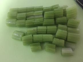 老芹菜洗干净，一定要使用老芹菜才好吃，切成小段