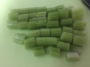 老芹菜洗干净，一定要使用老芹菜才好吃，切成小段