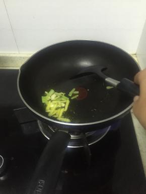 加入食用油，待锅热以后加入葱姜蒜爆香