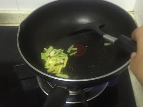 加入食用油，待锅热以后加入葱姜蒜爆香
