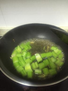 加入食盐、糖、醋翻炒，然后加入少量的水，煮6分钟，至芹菜软