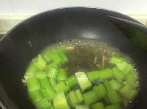 加入食盐、糖、醋翻炒，然后加入少量的水，煮6分钟，至芹菜软