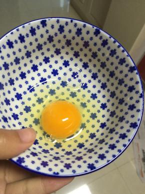 准备好鸡蛋，打开