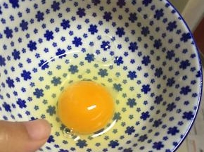 准备好鸡蛋，打开