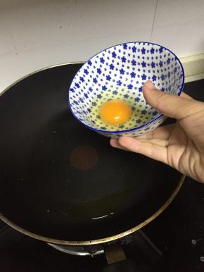 锅里倒入橄榄油，预热