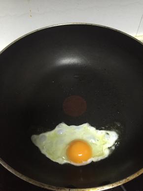 将准备好的鸡蛋完整的倒入