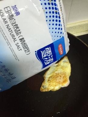两面煎约3分钟，撒上盐