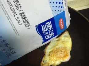 两面煎约3分钟，撒上盐