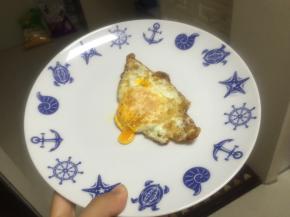 煎熟，两面金黄，但不要煎老，蛋黄没有完全凝固，出锅即可，出锅即可，可配小食作为早餐
