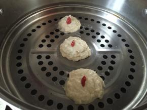 将拌好的土豆面粉捏成饼状，洗干净枸杞置于顶部，底部刷橄榄油置于笼屉上，蒸8分钟左右