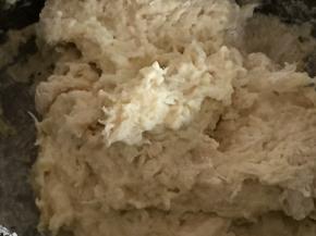 加入适量的盐，将面粉和土豆搅拌均匀