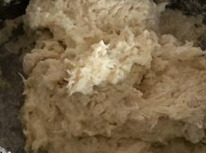 加入适量的盐，将面粉和土豆搅拌均匀