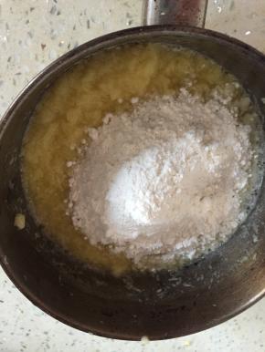 加入适当面粉，如果土豆水分较大可以捏去一些水分