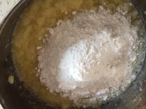 加入适当面粉，如果土豆水分较大可以捏去一些水分