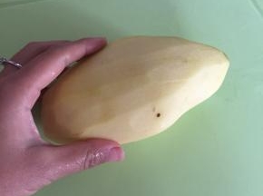 准备土豆，洗干净，去皮，